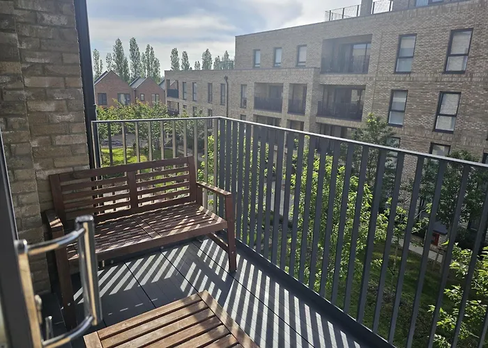 Luxury 1-Bed Apartment With Balcony & Free Parking