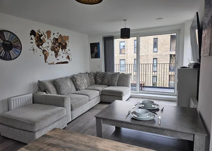 Luxury 1-Bed Apartment With Balcony & Free Parking