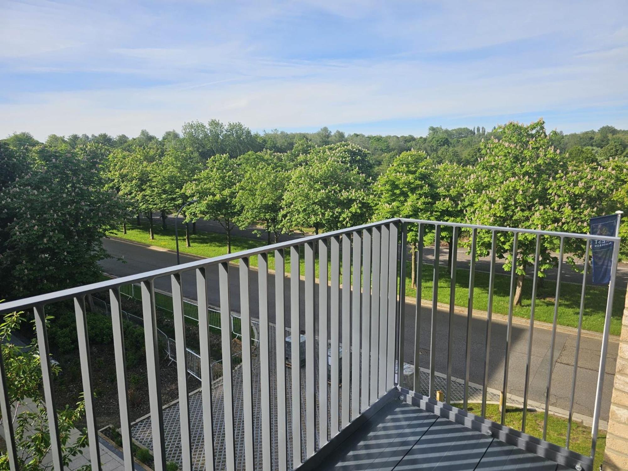 Apartment Luxury 1-bed With Balcony & Free Parking *